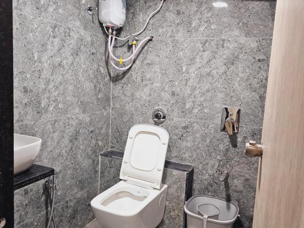 HOTEL R K VILLA : photo 6 de la chambre suite deluxe avec lit king-size