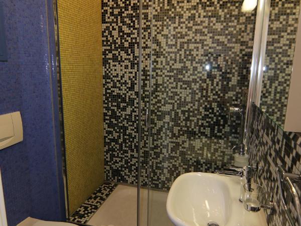 Kursaal Arosa - adults only : photo 3 de la chambre chambre quadruple avec salle de bains privative