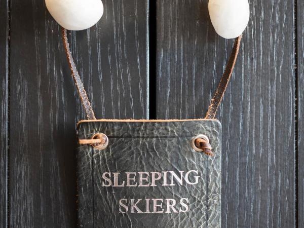 No 14 Verbier : photo 3 de la chambre chambre double avec salle de bains privative