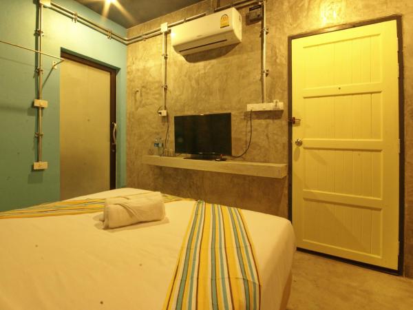Seabox Khaolak Hostel : photo 2 de la chambre chambre simple standard - vue sur montagne