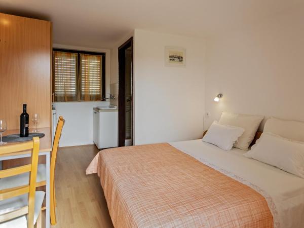 Room in Rogoznica with W-LAN 3338-5 : photo 6 de la chambre chambre double