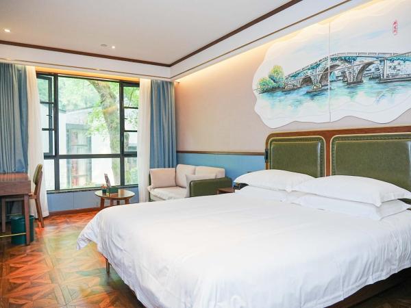 Time Traveller Boutique Hotel -In the West Lake scenic area, Lingyin Temple, Leifeng Tower, Children's playground, Free night snack, Free laundry, English communication well, Free travel advice : photo 3 de la chambre chambre double deluxe