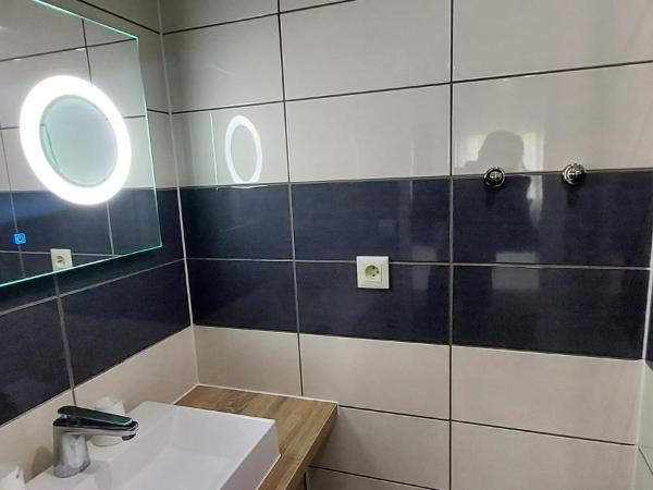 Brit Hotel Confort Manosque Cadarache : photo 5 de la chambre chambre lits jumeaux