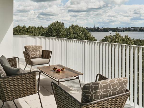 The Fontenay Hamburg : photo 4 de la chambre suite avec vue sur lac 