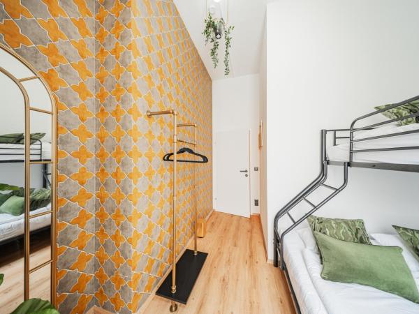 Bloom by Home1 : photo 4 de la chambre chambre triple avec salle de bains commune