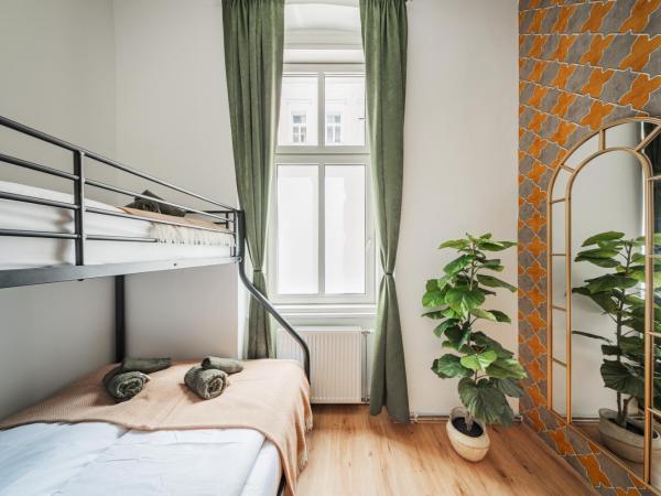 Bloom by Home1 : photo 2 de la chambre chambre triple avec salle de bains commune