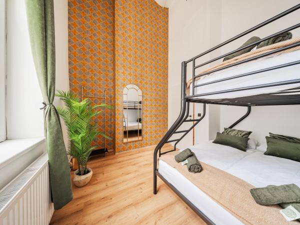 Bloom by Home1 : photo 1 de la chambre chambre triple avec salle de bains commune