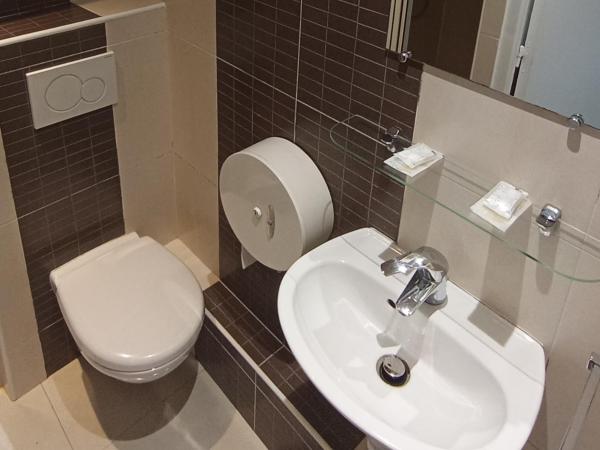 Caulaincourt Montmartre by Hiphophostels : photo 2 de la chambre chambre double avec salle de bains privative