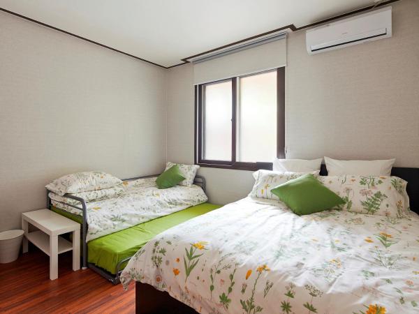 Jiwoljang Guesthouse : photo 1 de la chambre chambre familiale avec salle de bains privative