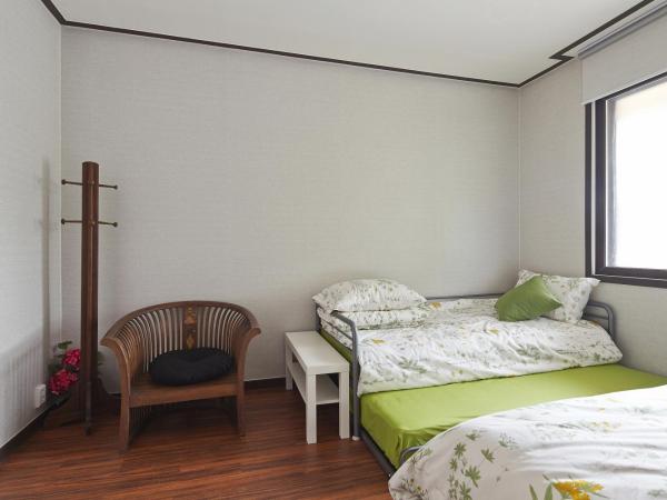 Jiwoljang Guesthouse : photo 3 de la chambre chambre familiale avec salle de bains privative