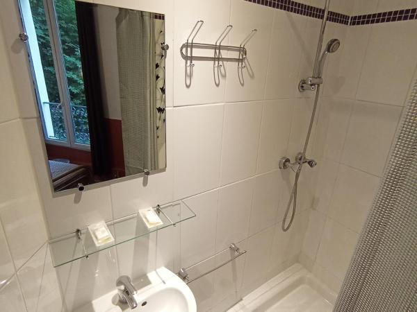 Caulaincourt Montmartre by Hiphophostels : photo 3 de la chambre chambre lits jumeaux avec douche