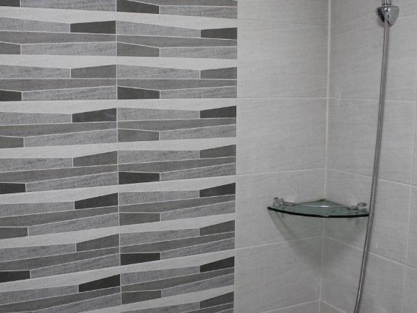 Jiwoljang Guesthouse : photo 5 de la chambre chambre triple avec salle de bains privative