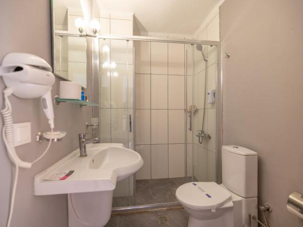 Regulus Beach Resort Hotel : photo 10 de la chambre chambre familiale avec salle de bains privative