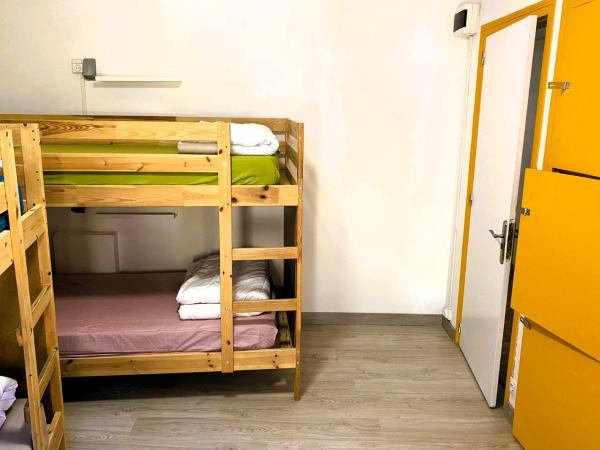 Alberg Els Andes : photo 5 de la chambre chambre quadruple Économique avec salle de bains commune