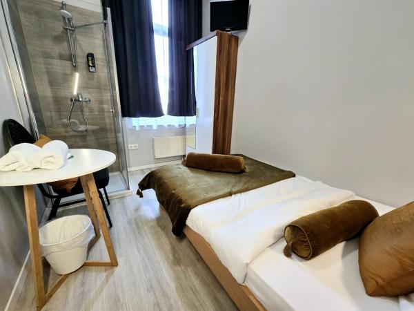 Cityhotel Storch : photo 3 de la chambre chambre simple avec salle de bains extérieure privative