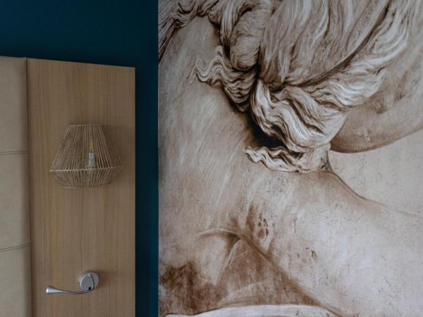 ibis Styles Chinon : photo 9 de la chambre chambre standard - un lit double et un canapé lit