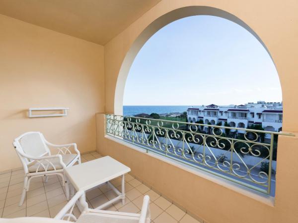 Iberostar Waves Averroes : photo 5 de la chambre hébergement double - vue latérale sur mer 