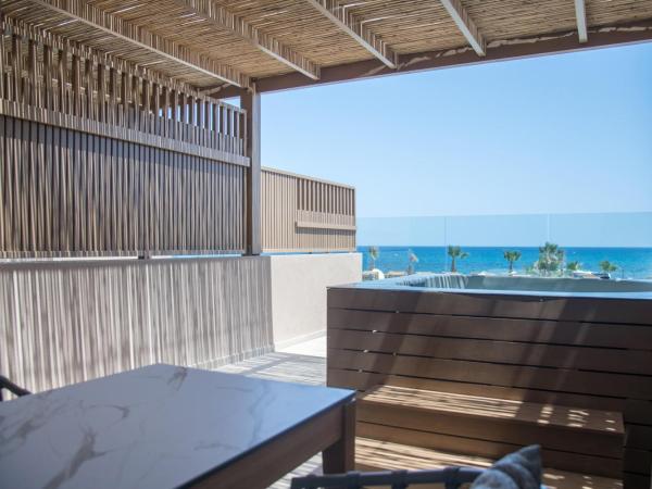 SENSEANA Sea Side Resort & Aquadventure : photo 4 de la chambre petite suite sea view with outdoor hot tub