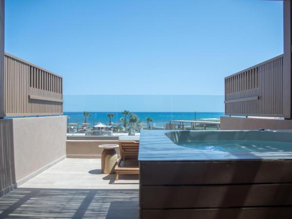 SENSEANA Sea Side Resort & Aquadventure : photo 5 de la chambre petite suite sea view with outdoor hot tub
