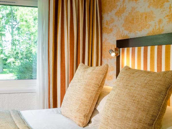 Les Manoirs de Tourgéville : photo 6 de la chambre chambre double - vue sur jardin