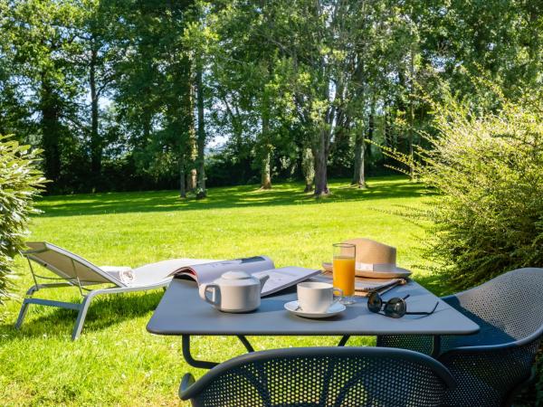 Les Manoirs de Tourgéville : photo 9 de la chambre chambre double - vue sur jardin