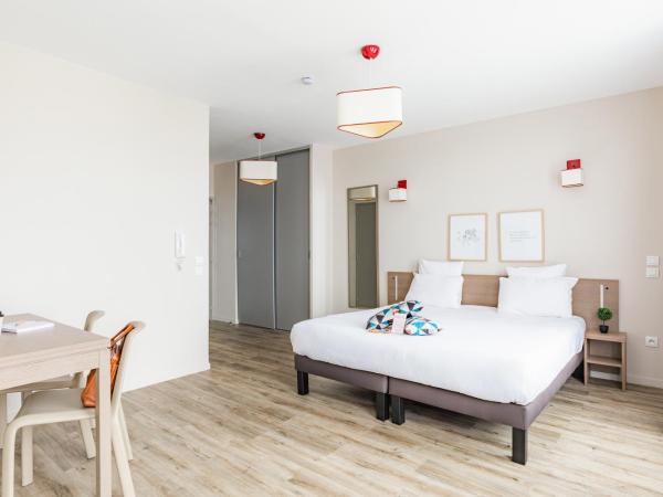 Appart'City Confort Cherbourg : photo 2 de la chambre appartement supérieur