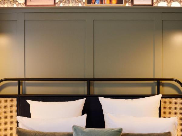 Square Lodge Hotel La Roche sur Yon - Handwritten Collection : photo 2 de la chambre chambre lit king-size supérieure