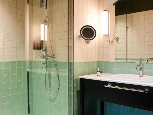 Square Lodge Hotel La Roche sur Yon - Handwritten Collection : photo 3 de la chambre chambre lit king-size supérieure