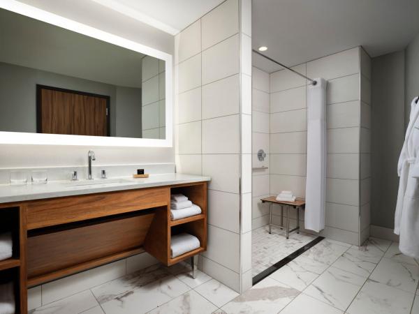 The Charter Hotel Seattle, Curio Collection By Hilton : photo 6 de la chambre deluxe king room with city view - mobility accessible with roll-in shower