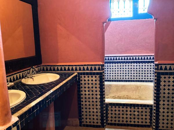 Palais Riad Berbère : photo 8 de la chambre portes coulissantes dans la suite familiale deluxe.