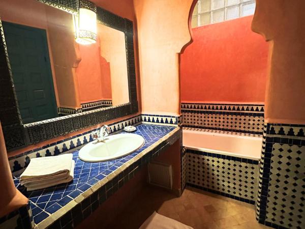 Palais Riad Berbère : photo 10 de la chambre portes coulissantes dans la suite familiale deluxe.