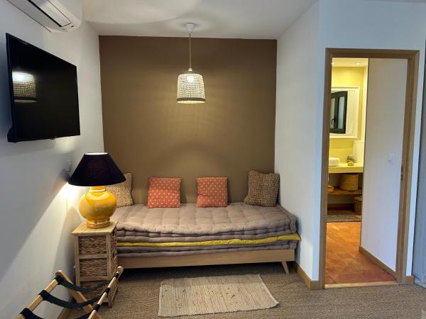 Chambre d'hôtes A Vadina Porticcio : photo 8 de la chambre chambre deluxe (2 adultes + 1 enfant)