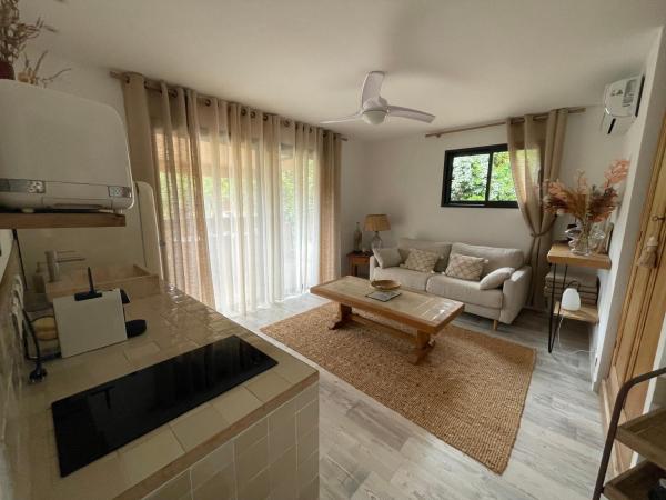 Chambre d'hôtes A Vadina Porticcio : photo 3 de la chambre studio lit king-size avec canapé-lit