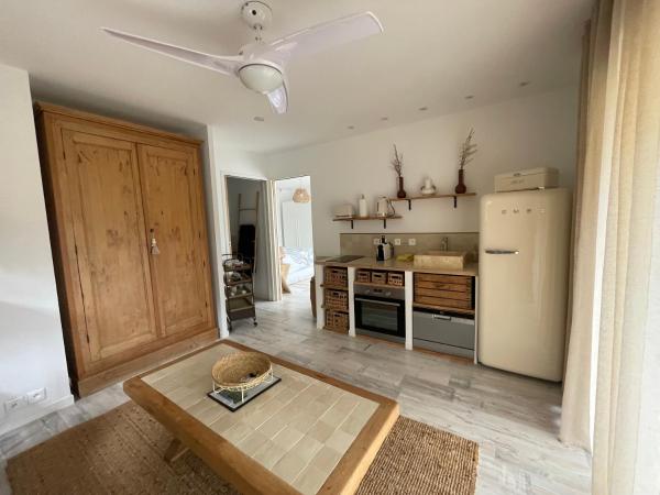 Chambre d'hôtes A Vadina Porticcio : photo 5 de la chambre studio lit king-size avec canapé-lit