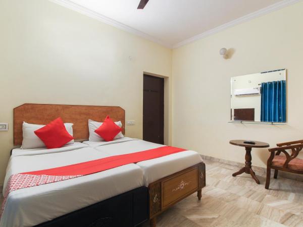 Collection O Hotel White House Silverkey Near Film nagar : photo 8 de la chambre chambre triple classique