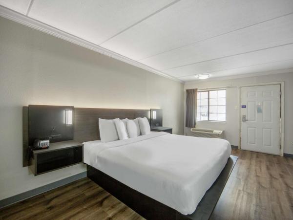 Motel 6 San Antonio, TX I-35 North Corridor : photo 2 de la chambre chambre lit king-size avec douche à l'italienne - accessible aux personnes à mobilité réduite - non-fumeurs
