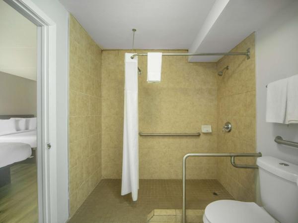 Motel 6 San Antonio, TX I-35 North Corridor : photo 5 de la chambre chambre avec 2 lits queen-size et douche accessible en fauteuil roulant - adaptée aux personnes à mobilité réduite