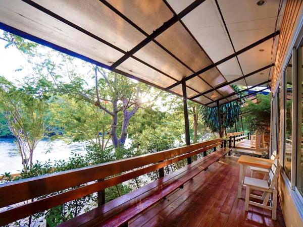 Aurora Resort Kanchanaburi : photo 5 de la chambre chambre double ou lits jumeaux deluxe - vue sur rivière