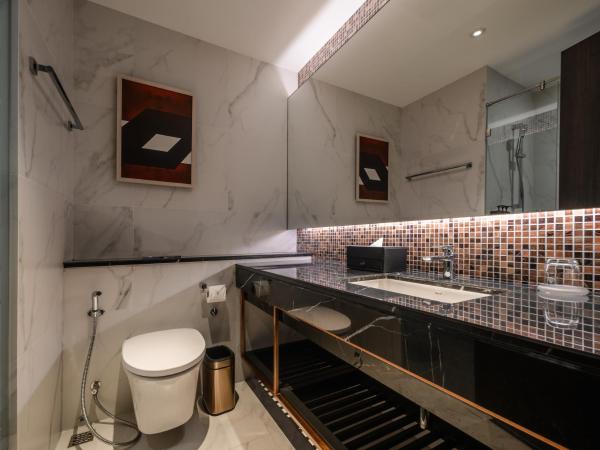 Sindhorn Midtown Hotel Bangkok, Vignette Collection, an IHG Hotel : photo 10 de la chambre suite d'angle 2 chambres avec lit king-size et lit simple