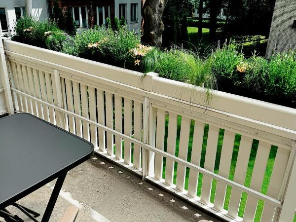 Garden Apartments : photo 1 de la chambre chambre lit king-size avec balcon