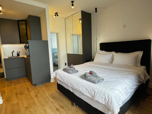 Garden Apartments : photo 4 de la chambre chambre lit king-size avec balcon