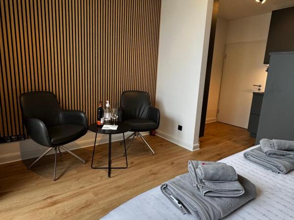 Garden Apartments : photo 3 de la chambre chambre lit king-size avec balcon