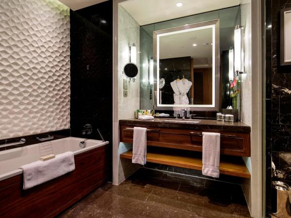 Hilton Istanbul Bomonti : photo 2 de la chambre chambre lit king-size exécutive avec accès au salon - vue sur mer