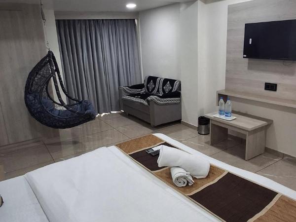 HOTEL R K VILLA : photo 10 de la chambre suite deluxe avec lit king-size