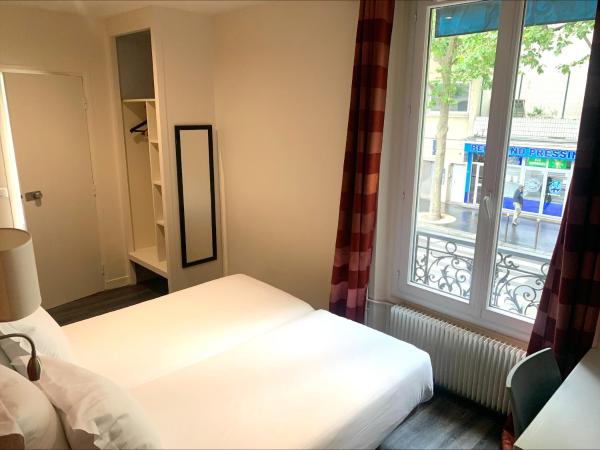 Hipotel Paris Belgrand Mairie du 20ème : photo 8 de la chambre chambre lits jumeaux