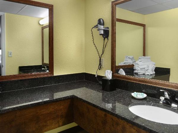 Best Western Ocean Sands Beach Resort : photo 5 de la chambre chambre lit queen-size avec cuisine - non-fumeurs - côté océan