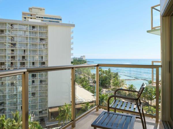 Aston Waikiki Circle Hotel : photo 1 de la chambre chambre avec vue partielle sur l'océan