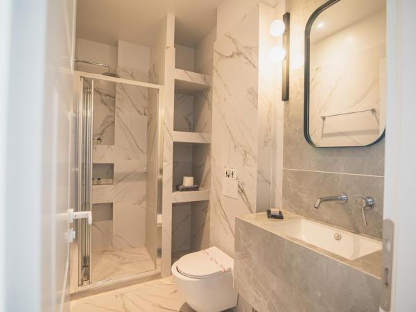 Downtown Suites by Athens Tower Hotel : photo 5 de la chambre junior suite with balcony & city view