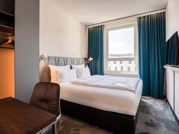 Motel One Brussels : photo 3 de la chambre chambre lit queen-size - vue sur jardin
