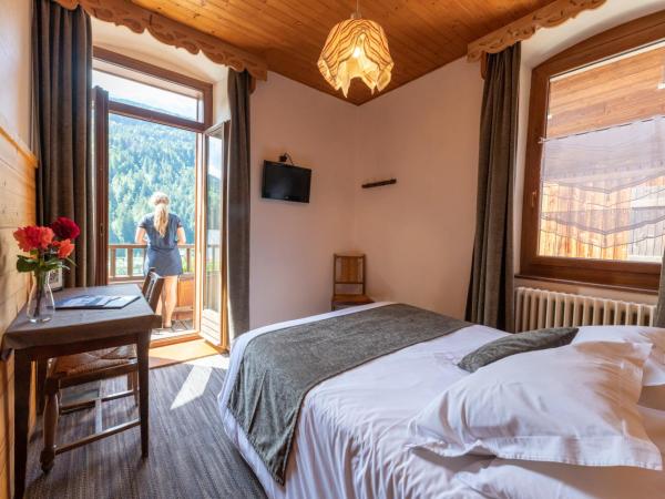 Hotel la Pointe Percee : photo 1 de la chambre chambre quadruple avec balcon